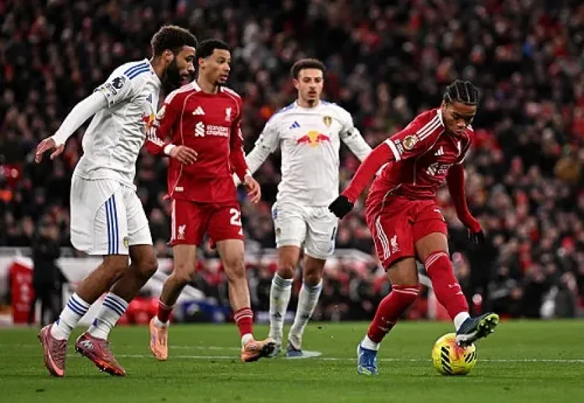 ليفربول يراقب مدافع ليدز لترميم صفوفه