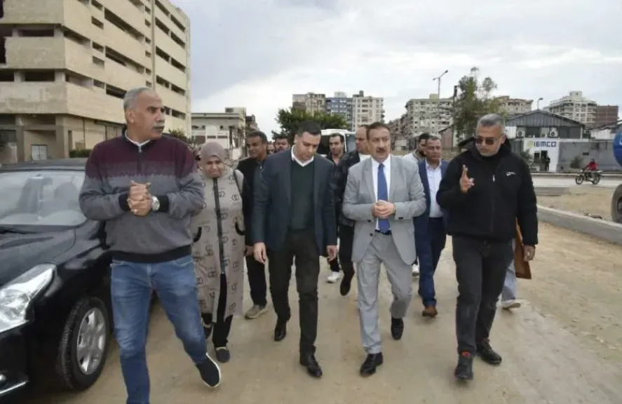 محافظ بورسعيد يوجه بالرفع الفوري للإشغالات في منطقة التصنيع بحي الضواحي