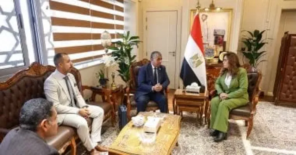 وزيرة التنمية المحلية تستقبل وفد الهيئة العربية للتصنيع لمتابعة تطوير منظومة المخلفات البلدية