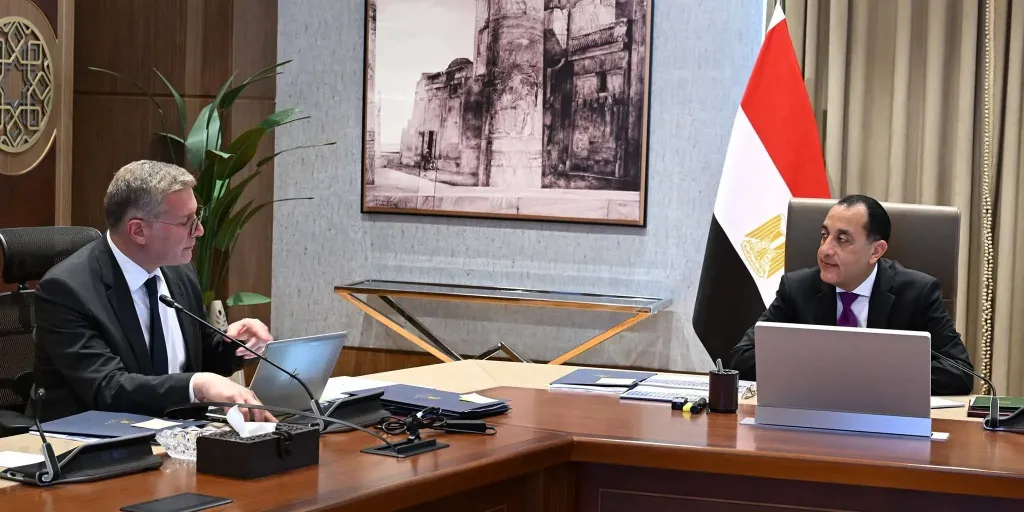 رئيس الوزراء يستعرض مستجدات عددٍ من مشروعات وملفات عمل وزارة البترول