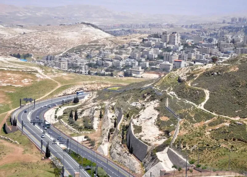 الاحتلال يبدأ شق طريق استيطاني كبير في رام الله