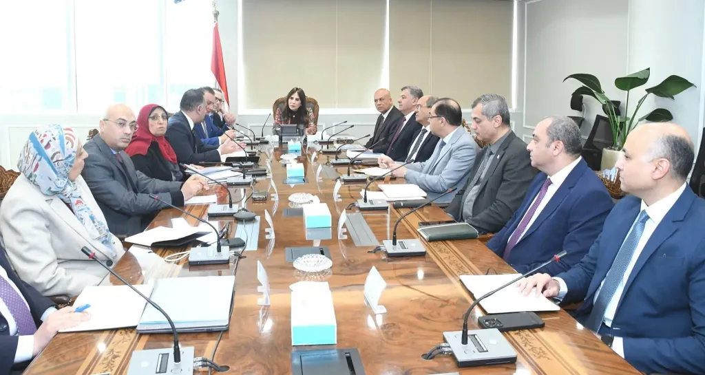 وزيرة الإسكان تبحث مع رئيس ”التنمية الحضرية” آخر إجراءات تشغيل ”حديقة تلال الفسطاط”