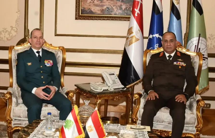 القائد العام للقوات المسلحة وزير الدفاع والإنتاج الحربى يلتقى قائد الجيش اللبنانى