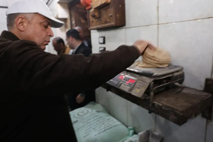 محافظ المنيا يفاجئ مخبزا بلديا بقرية الجزائر لمتابعة جودة الإنتاج