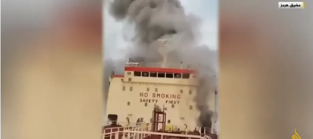 عاجل : إغراق سفينة أجنبية حاولت عبور مضيق هرمز علي يد القوات الإيرانية
