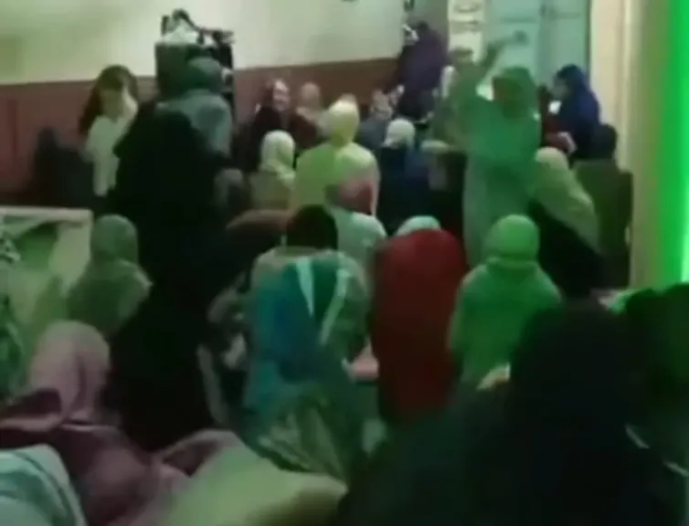 مناوشات وتراشق داخل مسجد بسبب طفلتين على أولوية حجز أماكن الصلاة بالبحيرة