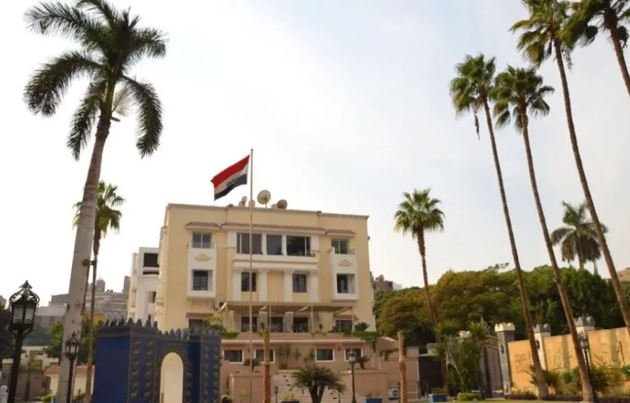 سفارة العراق بالقاهرة تدعو المواطنين العالقين لمراجعتها لتسهيل عودتهم إلى البلاد