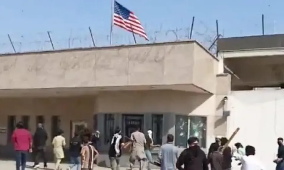 مقتل 10 أشخاص في اقتحام متظاهرين القنصلية الأمريكية بكراتشي احتجاجًا على الهجمات ضد إيران