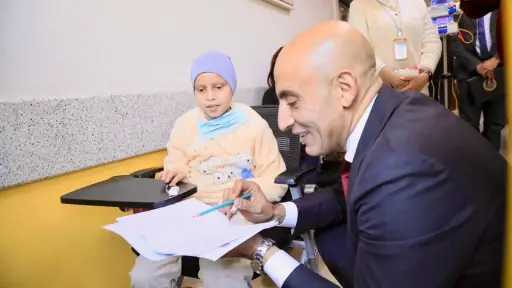 وزير التعليم يزور مستشفى ”٥٧٣٥٧” لعلاج سرطان الأطفال
