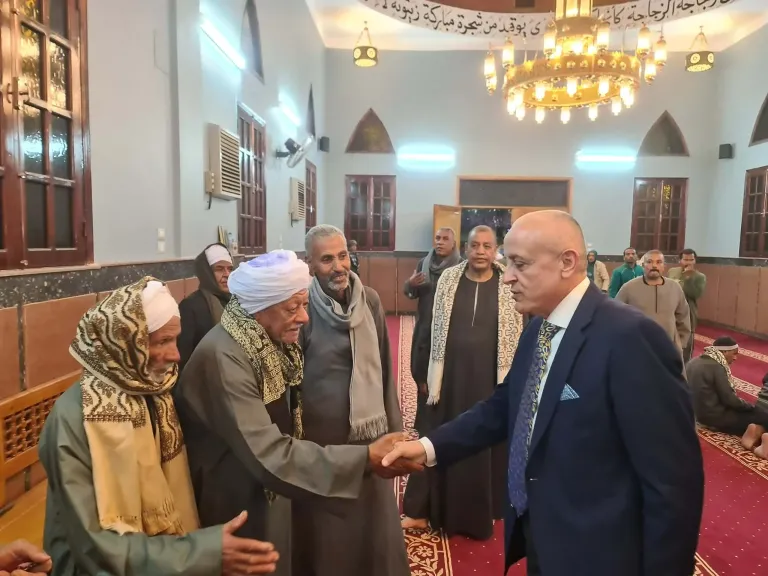 محافظ الأقصر يؤدي التراويح بمسجد في البياضية.. ويستمع لمطالب الأهالي عقب الصلاة