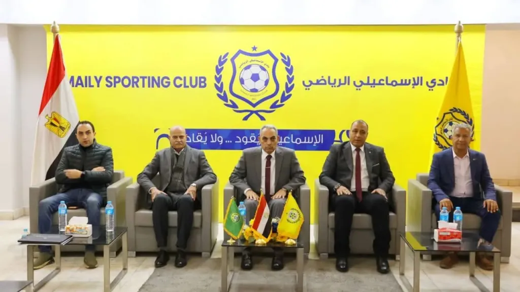 محافظ الإسماعيلية يدعم لاعبي الإسماعيلي قبل مواجهة المصري