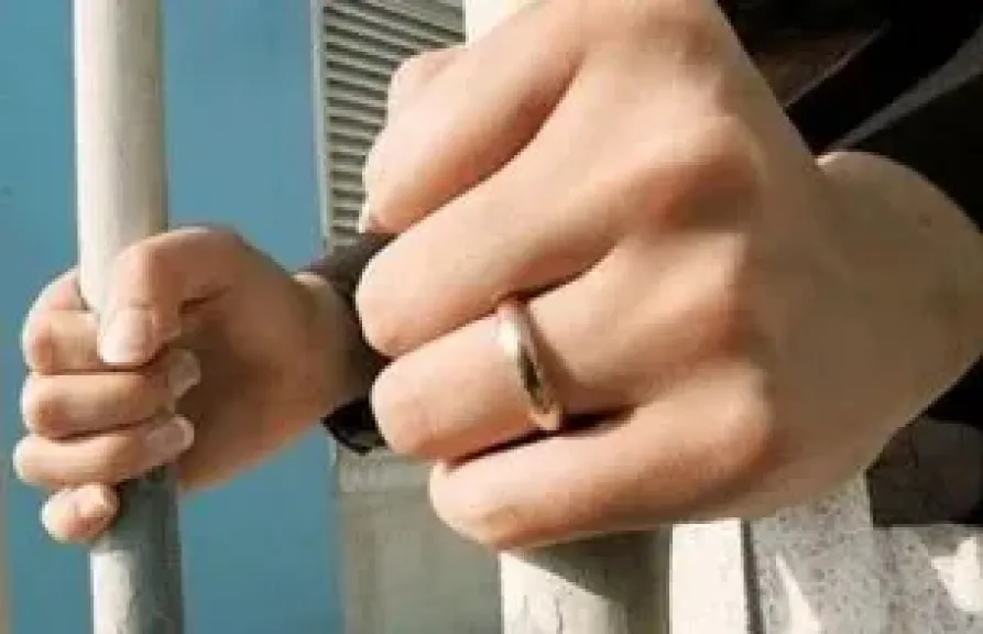 حجز الأم متهمة بحرق رضيعتها في الشرقية.. وعرضها على طبيب نفسي لبيان سلامة قواها العقلية