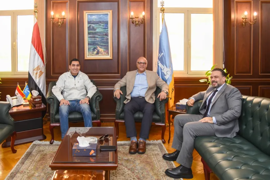 في مستهل جولته بمحافظة الإسكندرية.. وزير الشباب  يلتقي المحافظ بالديوان العام