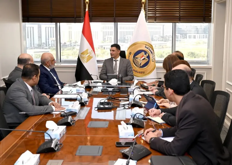 وزير الصناعة يبحث مع المدير التنفيذي لمجموعة الدول العربية في البنك الدولي سبل تعزيز التعاون