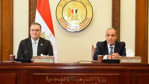 وزير الخارجية يتابع سير العمل بقطاع التعاون الدولي