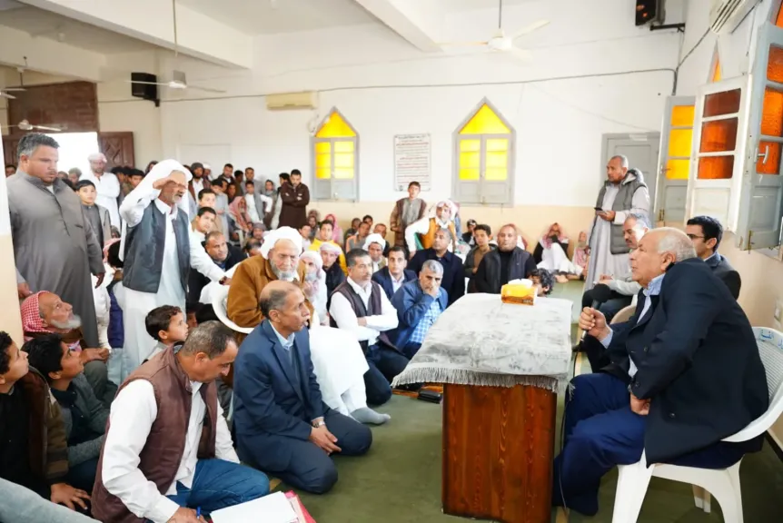 عقب أداء صلاة الجمعة .. محافظ مطروح يستمع لمطالب أهالي قرية فوكة بالضبعة