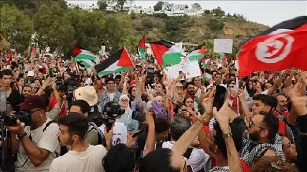 وقفة في تونس تنديدا بالعدوان على غزة وإغلاق المسجد الأقصى