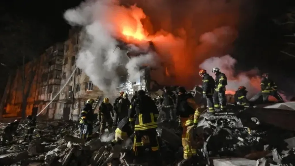 أوكرانيا: مقتل 10 أشخاص وإصابة آخرين في غارة روسية على مجمع سكني بخاركيف