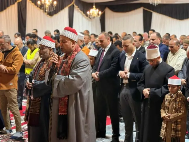 الشيخ طه النعماني يؤم المصلين في العشاء والتراويح بحضور وزير الأوقاف