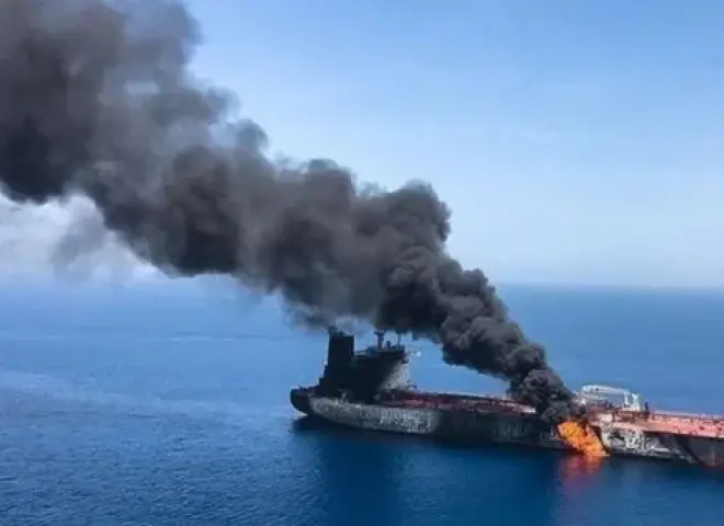 غرق قاطرة إماراتية في مضيق هرمز بعد انفجار على متنها وفقدان 3 بحارة