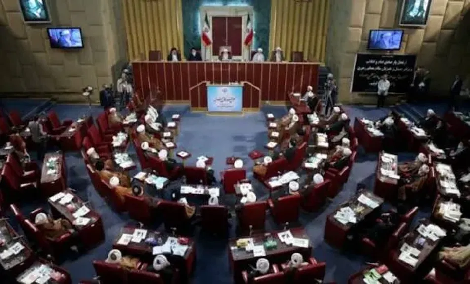 عضو بمجلس خبراء القيادة في إيران يعلن انتخاب المرشد الجديد