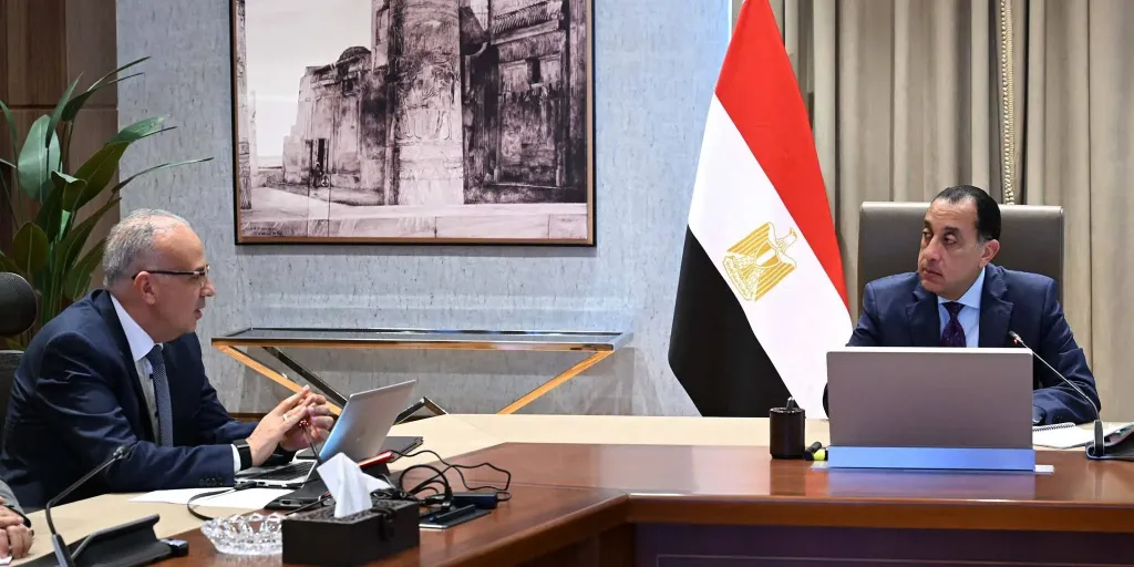 رئيس الوزراء يستعرض مع وزير الري مستجدات عددٍ من مشروعات الوزارة