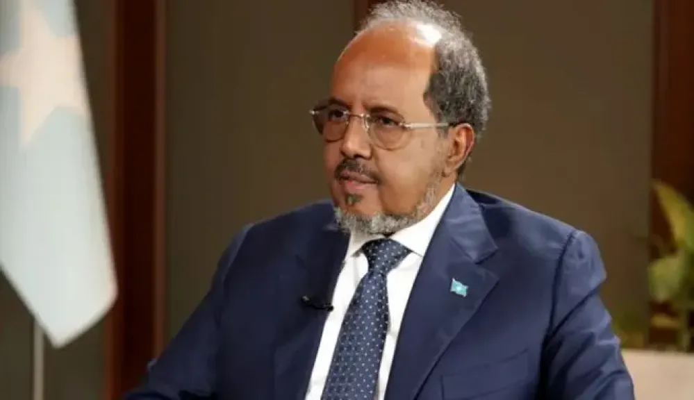 رئيس الصومال يوقع النسخة الجديدة من الدستور بعدما ظل معلقا لسنوات