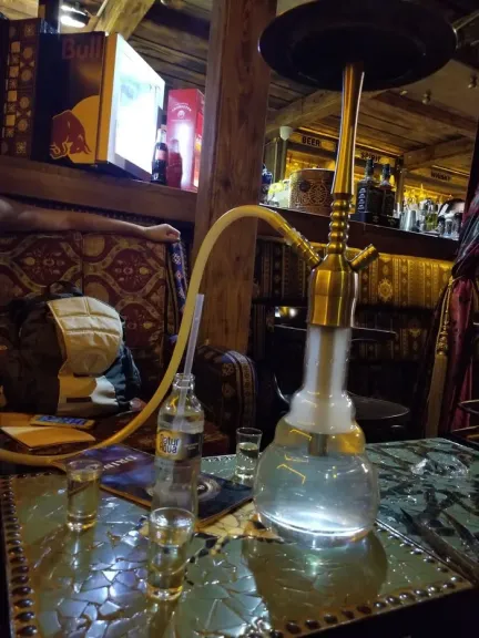 رسوم جديدة للشيشة في المقاهي.. قانون المحال العامة يشترط ترخيصًا قد يصل إلى 10 آلاف جنيه