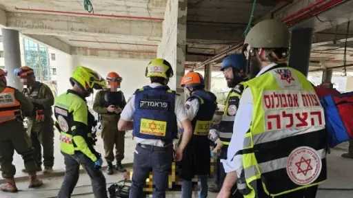 إصابات خطيرة في إسرائيل بعد هجوم صاروخي يُشتبه بأنه قنبلة عنقودية