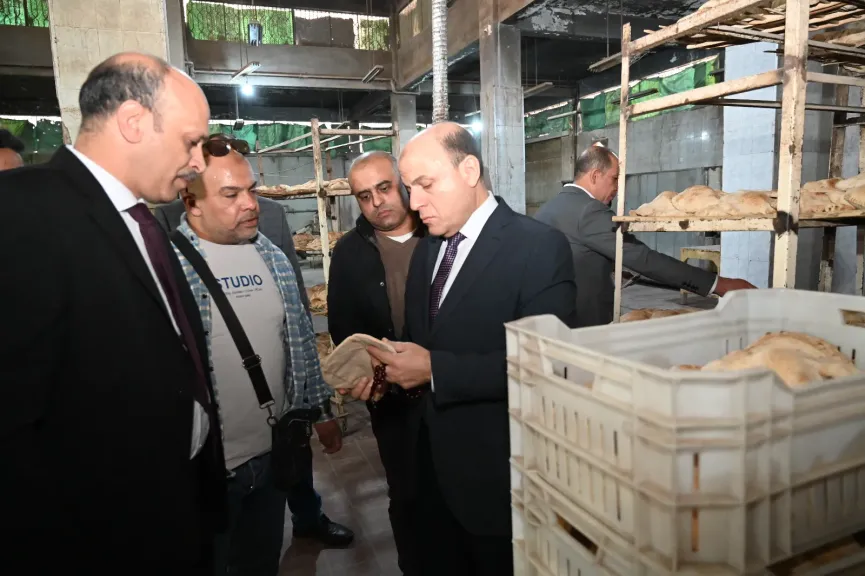 محافظ الغربية يتفقد مجمع مخابز و يتابع مراحل إنتاج الخبز من العجن حتى خروج الرغيف