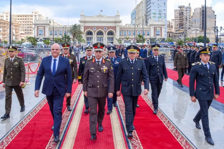 محافظ الإسكندرية وقائد المنطقة الشمالية يضعون إكليل الزهور على النصب التذكاري للشهداء