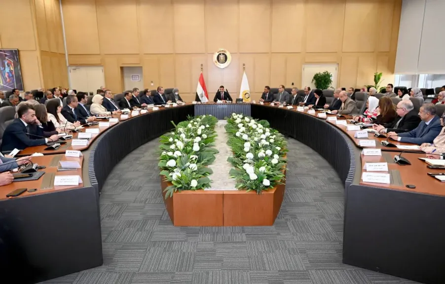 وزير الصناعة يبحث مع قيادات الوزارة وممثلي شركة دي كود للاستشارات مستجدات استراتيجية الصناعة