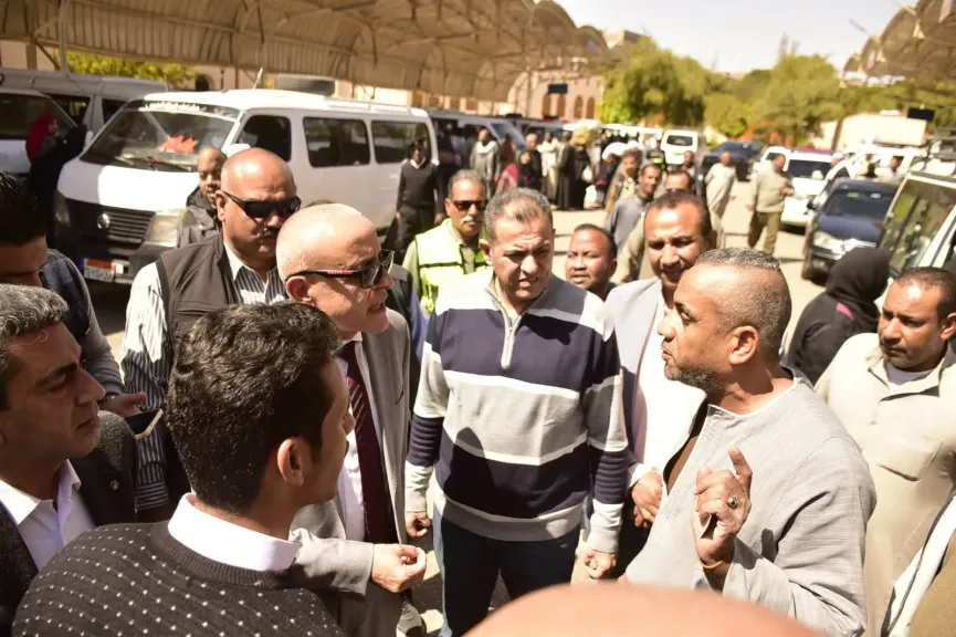 بعد تحريك البنزين والسولار.. محافظ الأقصر يتابع تطبيق تعريفة الركوب الجديدة ميدانيا