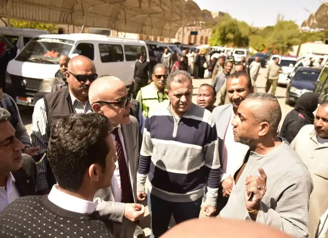 بعد تحريك البنزين والسولار.. محافظ الأقصر يتابع تطبيق تعريفة الركوب الجديدة ميدانيا