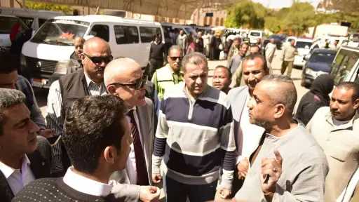 بعد تحريك البنزين والسولار.. محافظ الأقصر يتابع تطبيق تعريفة الركوب الجديدة ميدانيا