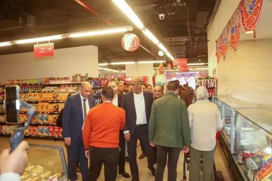 محافظ كفر الشيخ يقود حملة مفاجئة للرقابة على الأسعار بالمنافذ والسلاسل التجارية