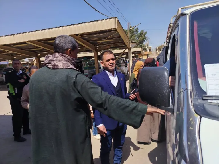 رئيس مدينة أرمنت يتابع تطبيق تعريفة الركوب ويطمئن على توافر الوقود والسلع التموينية