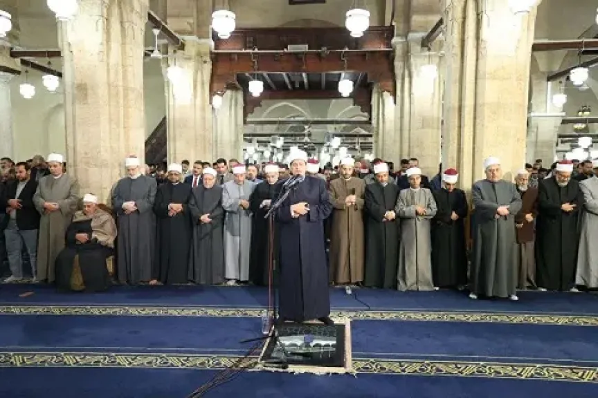 في أولى الليالي الوترية من رمضان.. الآلاف يؤدون صلاتي العشاء والتراويح بالجامع الأزهر