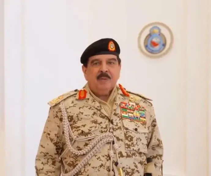 بالزي العسكري.. عاهل البحرين يتفقد سلاح الجو ويؤكد قوة المملكة