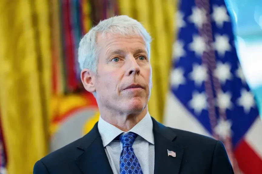 وزير أمريكي يحذف منشورا بشأن مرافقة البحرية لناقلة نفط عبر مضيق هرمز