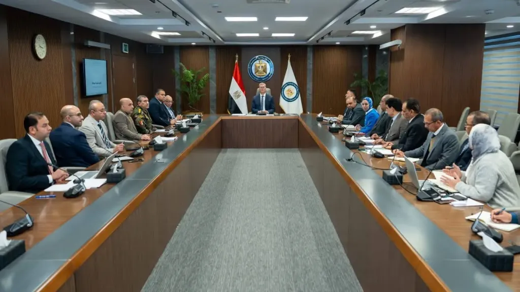 وزير البترول يبحث تنفيذ المسح الجوي الشامل للمعادن في مصر