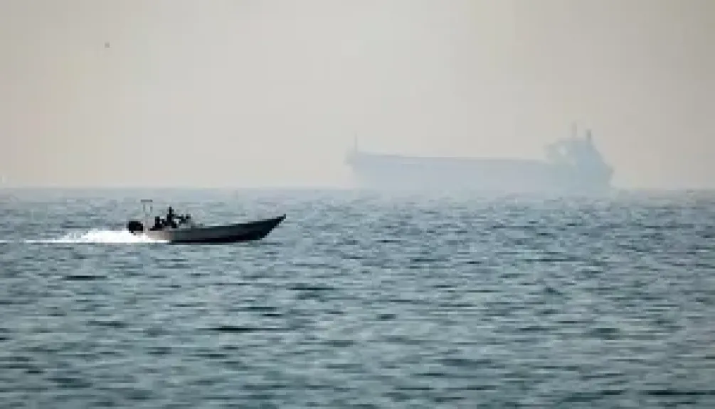 إجلاء 20 تايلانديا من سفينة تعرضت للاستهداف قرب سواحل سلطنة عُمان