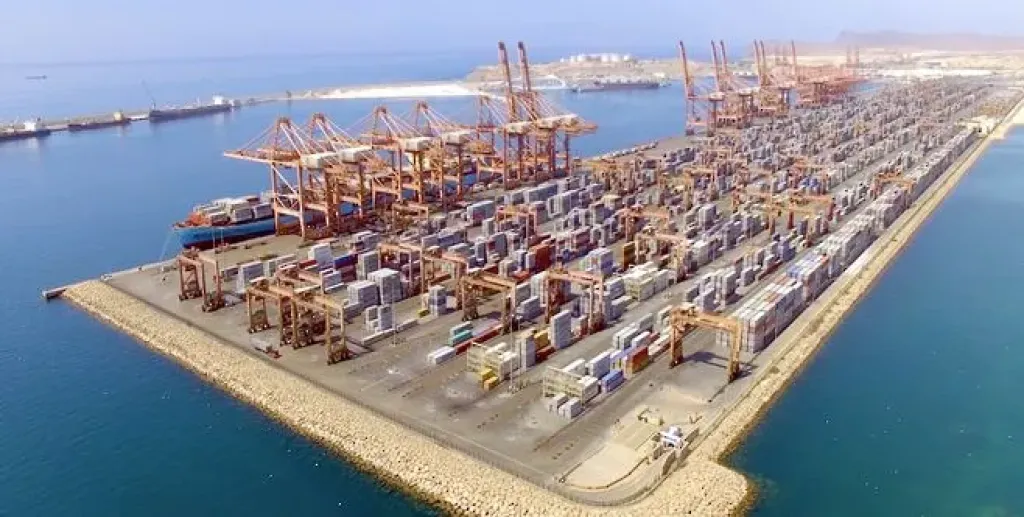 سلطنة عُمان: طائرات مسيرة تصيب خزانات الوقود في ميناء صلالة