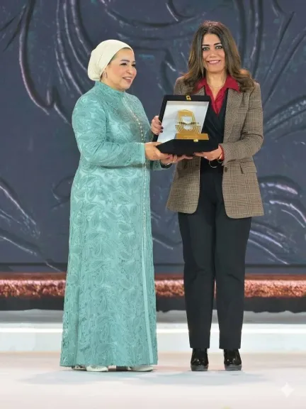 انتصار السيسي تكرّم مي زين الدين تقديرًا لدورها في تمكين ذوي الإعاقة ودعم الرياضة البارالمبية