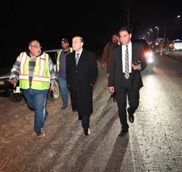 في جولة ليلية.. محافظ الغربية يتفقد رصف طريق زفتى – السنطة