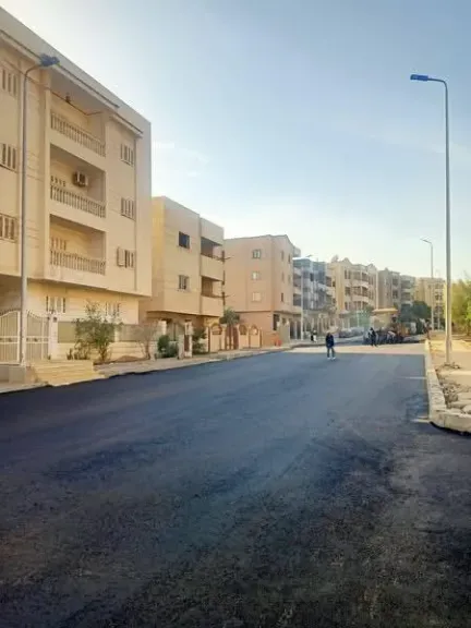 استكمال أعمال الطبقة الأسفلتية بعدد من المحاور بمدينة العبور