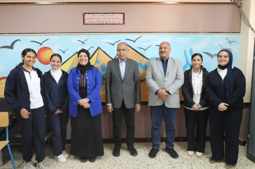 محافظ المنيا يشيد بتميز طالبات مدرسة اللواء فاروق طه الحاصلات على شهادة TOFAS