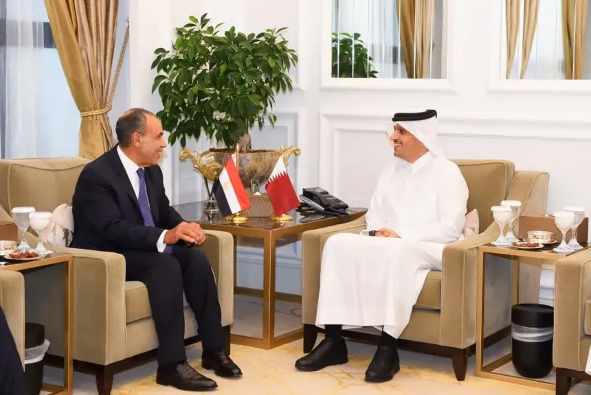 وزير الخارجية يعقد مباحثات مع نظيره القطري في الدوحة في ظل التصعيد العسكري بالمنطقة