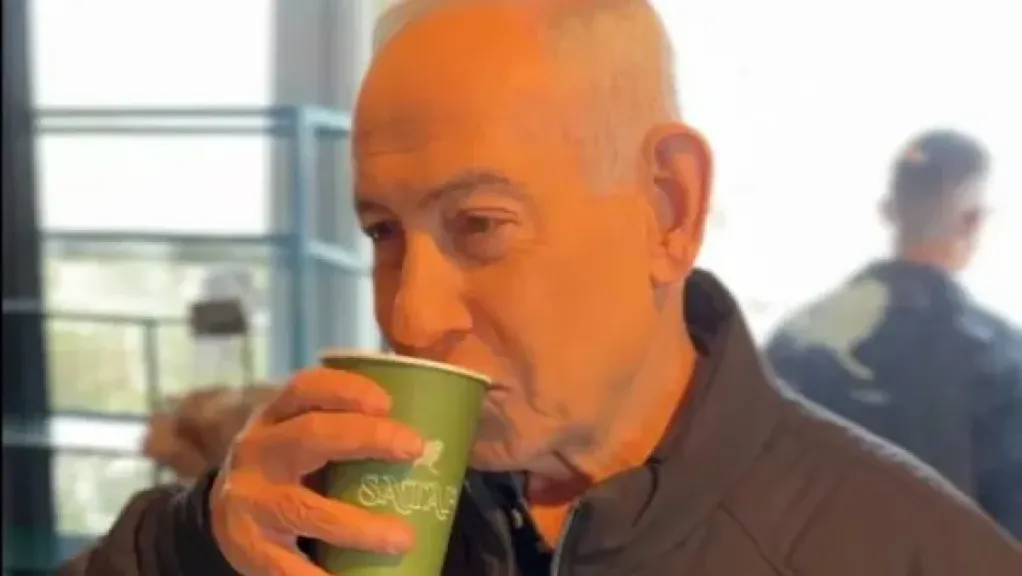 نتنياهو يرد على شائعات مقتله بكوب قهوة .. ومتابعين يشككون في الفيديو