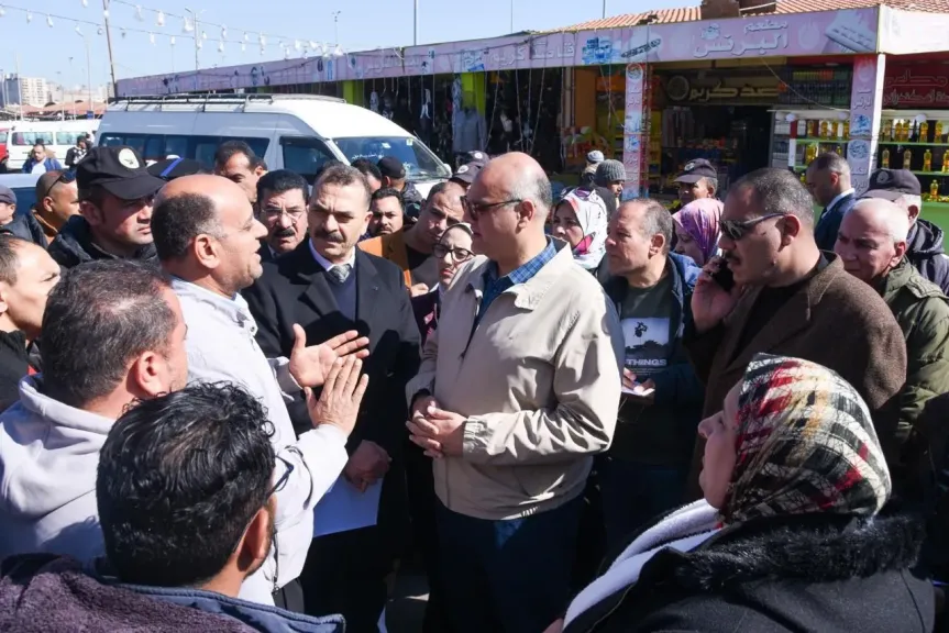 محافظ الإسكندرية يتفقد الموقف الجديد لمتابعة انتظام حركة المواصلات وتطبيق تعريفة الركوب الجديدة